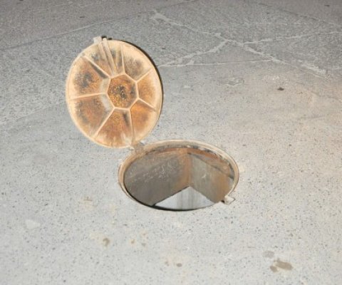 Hoţii au dat atacul la capacele de la canalizări